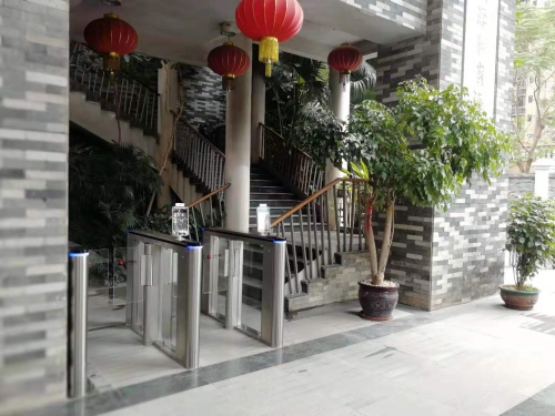  Lide La puerta abatible se utilizó oficialmente en la academia de caligrafía de Guangdong.