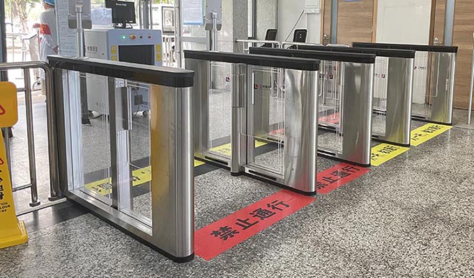 hospital central de guangzhou panyu: escáner de certificado covid digital montado en la puerta de acceso rápido
